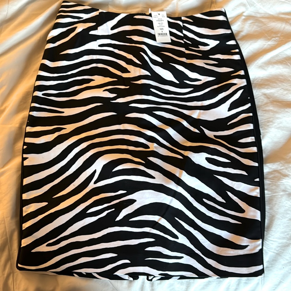 White House Black Market Black and White Skirt Size 0 New With Tags